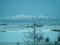 朝7:40札幌発の稚内行き高速バスわっかない号で移動です。鉄道に乗るのは翌日からです。内陸に入るとまだ雪景色が見えます。これは滝川の西に位置する暑寒別岳(標高1492m)周辺。暑くて寒い山という不思議な名前。
