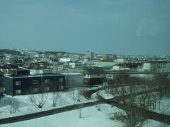 留萌を通過します。手前に見えるのはJR留萌線の線路です。留萌線の大部分は2023年3月末で廃止されて、この日はその2週間前です。留萌の町自体は寂れた感じはないですが、住民は車や高速バスで移動するので鉄道はもう必要無いのでしょう。北海道の町で一番古い建物は鉄道駅の事が多く、時代から取り残されている感じです。
