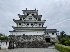 昭和8年に再建された木造4層の天守閣、石垣は戦国時代