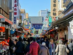 ここ、仲見世で熱々の甘酒を１杯飲んで、お土産に川崎大師名物の「せき止め飴」を買いました。