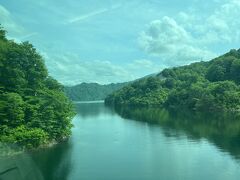 大白川駅を出ると県境越えの長いトンネルに入ります。

トンネルを抜けるとそこは福島県只見町。

1960（昭和35）年の田子倉ダムの完成で出来た田子倉湖の畔に出ます。

かつてこの辺りに『田子倉駅』がありましたが、2013年に廃止されました。