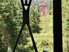 ロープウェイから写した駒ヶ岳方面の景色。
ロープウェイのゴンドラ内部から写した写真で、この後しらび駅を出発しました。
駒ヶ岳ロープウェイは1967年7月に営業を開始したロープウェイで日本最初の山岳ロープウェイです。
1998年7月には旧駅舎を解体し現在のしらび平駅、千畳敷駅が完成し同年11月に再開業されました。
しらび平駅は標高1662ｍ、千畳敷駅は2612ｍで両駅の高低差950ｍあります。この高低差は日本一だそうです。