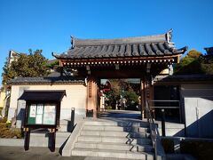 その後は、前回できなかった谷中七福神巡りのため、東覚寺にやってきました。
谷中七福神巡りの色紙は、きれいなのでぜひ入手したかったのですが、色紙は
手刷りのため大量生産ができず、正月限定だそうです。

