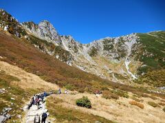 宝剣岳下の登山道。
土曜日ですから登山客が多い。数珠つなぎに登山者の列が続きます。