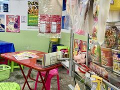 お昼は東桜パクチーへ。
とんでもない豪雨で、駐車場から店までの数十メートルで傘を差しても足と背中がずぶ濡れになった。