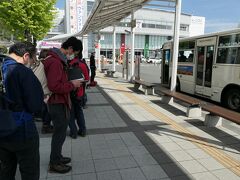 GW初日の4.29　朝8時半過ぎの韮崎駅
停まっているバスは瑞牆山方面行き
列になっているのが茅ヶ岳狙いの人たち(深田公園行き)
方向としては同じだが、途中で分かれるのでバス系統としては別建て
どちらも山梨峡北交通が運行

混雑を予想して、係員数人が手際よく誘導、増発
こういう措置はとてもありがたい

※瑞牆山荘行きの途中に「茅ヶ岳・金ヶ岳登山道入口」というバス停があり、当然そこからも登れる