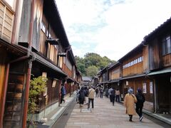 ひがし茶屋街に向かいますが、主計町茶屋街とひがし茶屋街は、浅野川大橋の対角線上に位置し、隣り合っています。

観音通りと呼ばれる商店街のような通りがあり、すぐ横にひがし茶屋街のメインストリートがあります。

金沢の観光パンフレットに、必ず登場する景色ですね。
和の趣を感じるフォトジェニックな写真を撮影できると、大人気の場所です。
正式には「東山ひがし」という地名のようです。

南北約130m、東西約180mの約1.8haが、2001年11月14日に「茶屋町」として国の重要伝統的建造物群保存地区に選定されています。
地区内の建築物144のうち94が伝統的建造物という、茶屋町創設時から明治初期に建築された茶屋様式の町家が多く残っています。