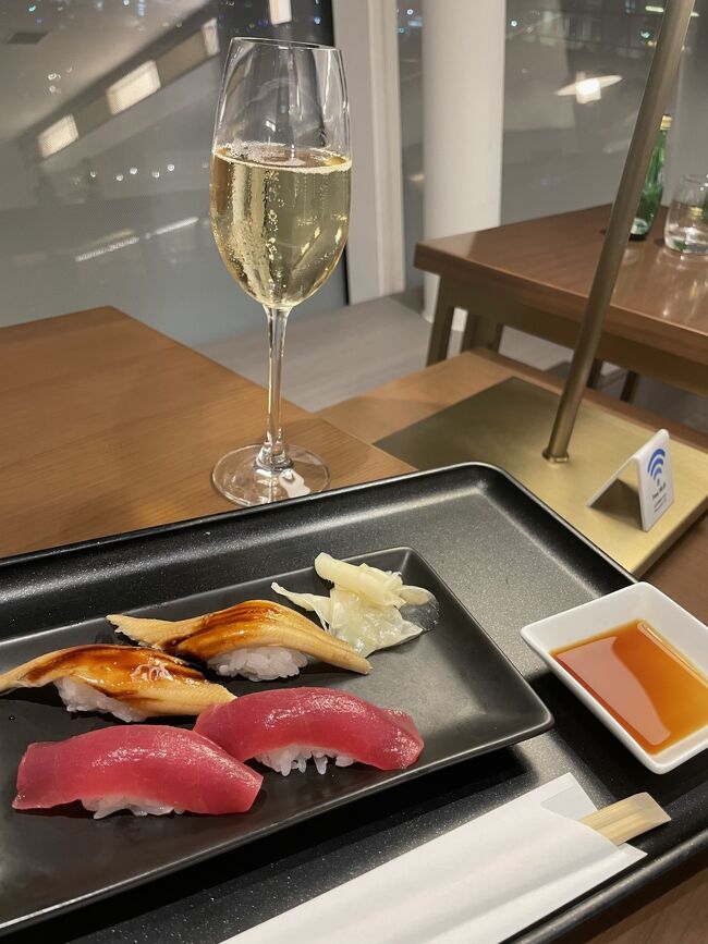 WFH嫌いな私が、この1週間ほとんど出社してない。通勤時間が命取りだから。<br />金曜日も1日家で働き、22時前に出発。<br /><br />大雨でダイヤが乱れてたものの、チェックイン済みのモバイル搭乗券でサクっと出国してJAL First class lounge。<br />鶴亭、22時までかと思ってたら23時までで、マグロと煮穴子にありつけた。<br /><br />シャンパーニュは変わらずPierre de BryだったからJoseph Perrier。