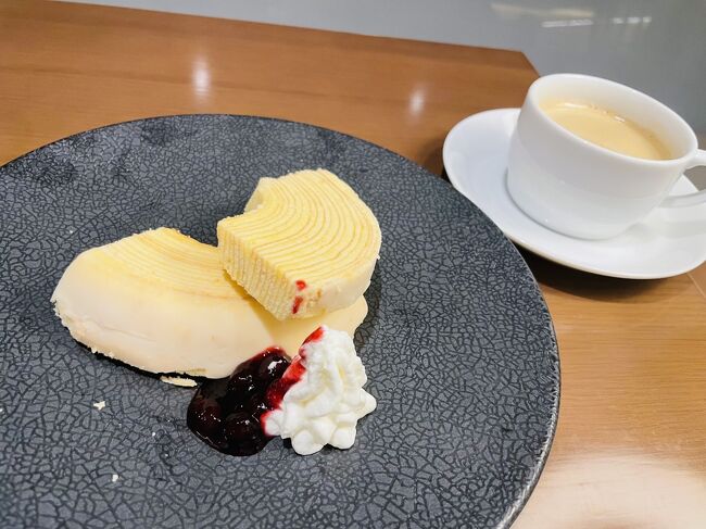 デザートもお初の「バウムクーヘン」。<br /><br />これもリピはないかな。<br />いや、いずれせよ普段からリピなどしてないが。