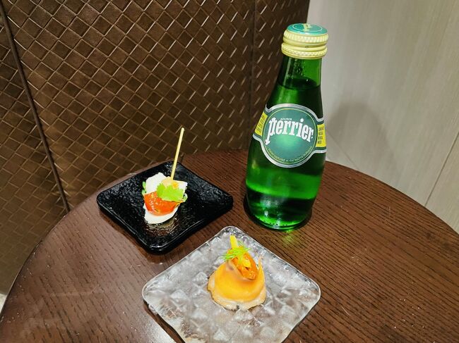 お腹いっぱいで歯も磨いてゲート行ったらスポットにまだ前のANAいるとかで、大幅ディレイ。<br /><br />ラウンジ戻って、さっき補充の無かったピンチョス類を見つけてしまった・・・。<br />「葱油鶏（ソンユーチー）」<br />「鮭と生ハムとクリームチーズのピンチョス」<br /><br />お酒はもういいや。<br />