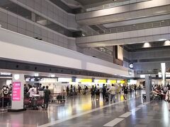 羽田空港第1ターミナル到着。このところ見慣れたアングルの、スカイマークエアラインズチェックインカウンター方向へ行くかと思いきや。