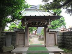 大踏切通り沿いに建つ慈眼寺。
通り沿いに建つ千葉銀行横の通りから向かったため裏門から入りましたが、木造の趣ある山門で参道にはアジサイがきれいに咲き、客殿には藤棚が造られていました。