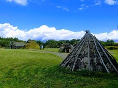 三内丸山遺跡は、特に学術的な価値があると認められた国の特別史跡であり、「北海道・北東北の縄文遺跡群」として世界文化遺産にも登録されています。何がそんなにすごいのかというと、縄文時代前期から中期の約1500年もの長きに渡ってムラが存続していたこと、42haにも及ぶ大規模な遺跡であること、多種多様で数多くの遺物が見つかり、従来の縄文観をはるかに超える発見をもたらした点などです。詳しい内容は遺跡内の施設、さんまるミュージアムで学ぶことができます。

さんまるミュージアムで学んだ後は、館外の復元された縄文のムラを見学しました。