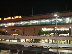 夜の仙台駅・・・・野球観戦の人も散見される。