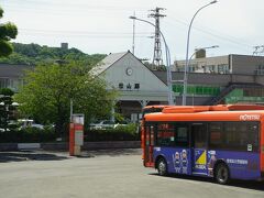 JR松山駅を通過しました。翌日からのバスガイドさんによると四国4県の中では一番小さい駅だと嘆いていました。伊予鉄道の路線バスも市内電車も同じオレンジ色になっていました。