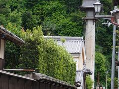 通りの先には大洲神社の参道が左に向かってありようです。この神社は1988年からビッグコミックスピリッツに連載されていた柴門ふみの「東京ラブストーリー」のテレビドラマのロケ地になった場所で有名だそうです。主人公の永尾完治（カンチ）は愛媛の大洲の出身という設定でした。東京に生まれ育って、広告代理店で仕事をしているといまいち感情移入が出来なかった記憶があります。