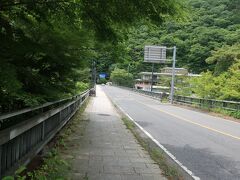 その先には鬼怒岩橋がありますが､そっちではなく跨線橋を渡って線路の反対側へ