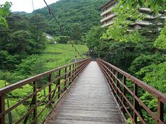 こちら 滝見橋
たしか何十年前か社員旅行で鬼怒川に来た時に夜散歩して来たあの吊り橋だと思われます