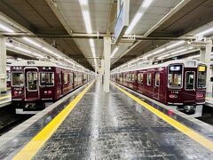 阪急で大阪梅田駅まで移動、このあずき色の車体を見ると「あぁ～大阪きた～」って気分になります。
