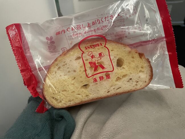 00:45発JALバンコク行きはなんとこの真夜中に1時間35分のディレイ。<br />先程ラウンジでも英語で遅延案内されたけど、今度は日本人CAさんにWelcome aboardと迎えらる。Y最前列ウィンドウ座ったら即日本語になったけどw<br /><br />お休み前の浅野屋は「しっとりミルクカスタード」。<br />味見だけして終了。