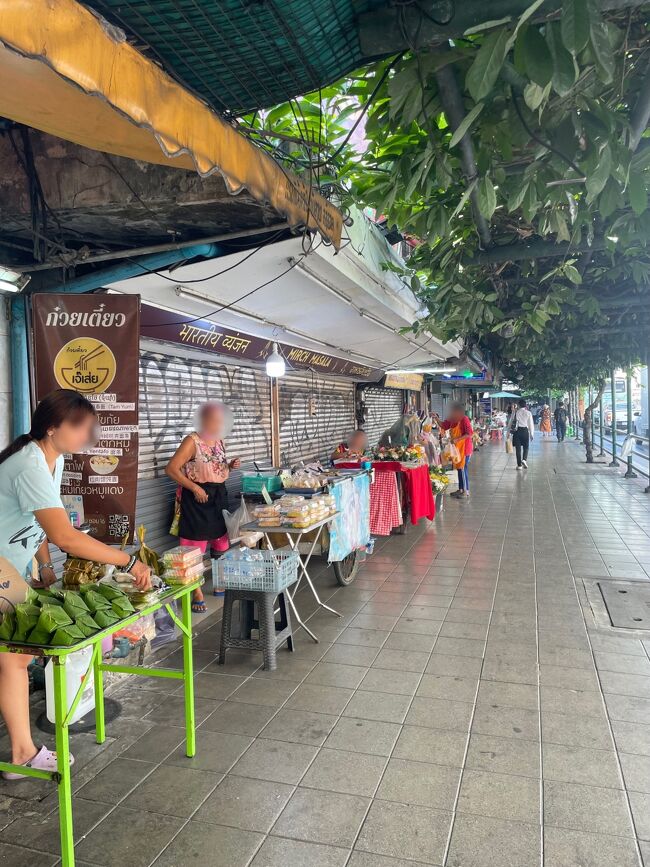 Airport Rail LinkでRatchapraropまで、40バーツ。<br /><br />この辺りって土曜の朝も結構屋台出てるんだね。<br />バンコク来たーーーって感じする！<br /><br />まだ8時だけど30℃。<br />まだ暑季が終わらないのかな。