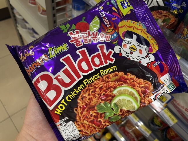 これ、最近ずっとUS行くたびに探してて、でも見つけられなかったヤツ。<br />Habanero Lime味＜メタリック紫＞。<br /><br />北米(?)限定と聞いてたけど、栄養表示タイ語だし、右上にNEWって書いてるから、最近タイでも発売したのかもね。<br />55バーツとお高めだけど、もちろん購入。<br /><br />