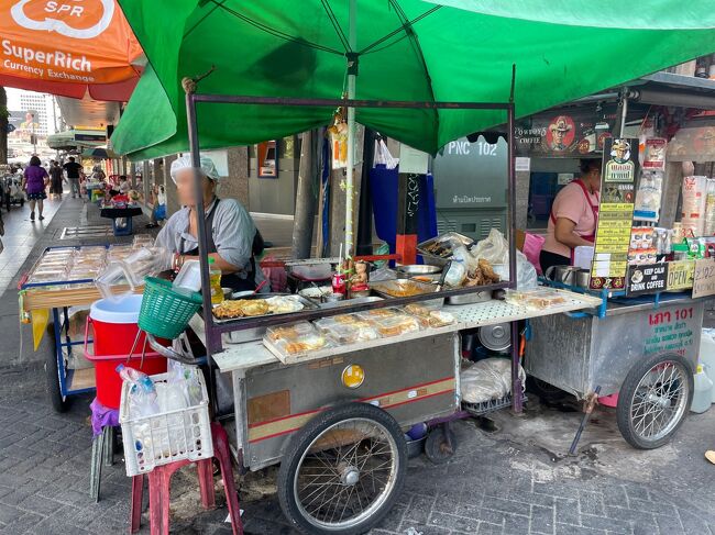バンコクの朝はお弁当屋台がいっぱい。<br />平日じゃなくても結構ある。<br /><br />この気温じゃやや不安にはなりますが…。<br />カオラートゲーンとかも大丈夫なのかな。まあ、この国では毎年暑季があるわけだから、平気なんだろうけど。