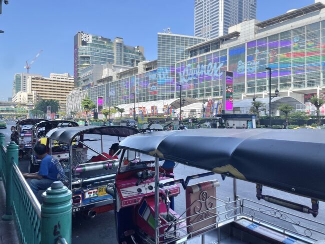 さて、カオサンに行きますか。<br /><br />全然知らなかったんだけど、Centralworldの前から511バスが最短距離を走ってるらしい。<br />が、色々あって、うっかり一本逃してしまったら、もうどうでもよくなっちゃった。<br /><br />Grab bikeでラクしちゃおう。70バーツでバス30分のところを15分で行けると思えば全然悪くない。