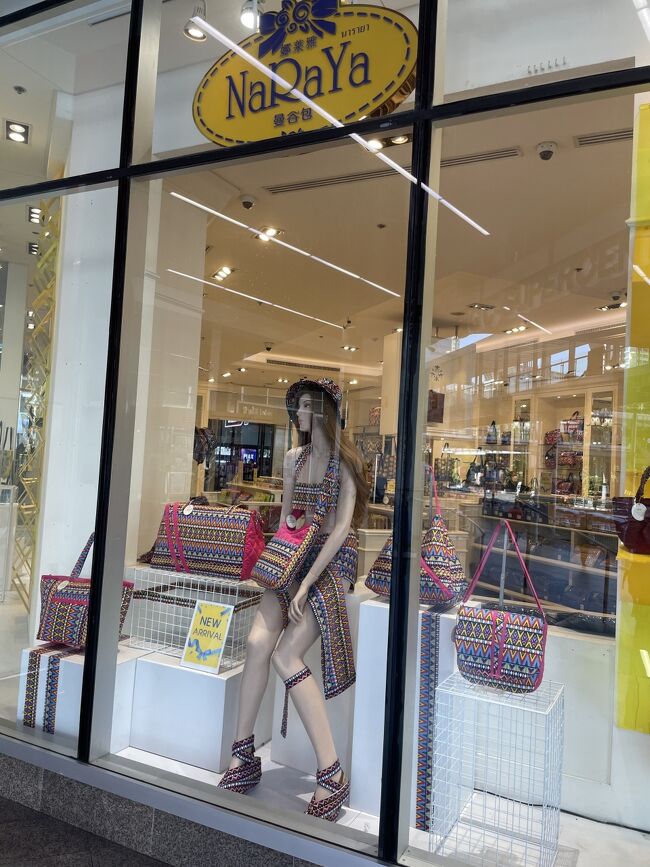 1階にNaRaYa入ってるんだよね。<br /><br />あれ、路線変更？<br />従来のシンプルシリーズもあるけど、結構価格層高めの奇抜な新作がジャンジャン投入されてた。