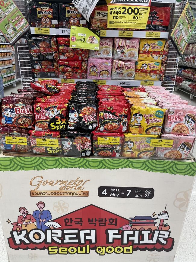 Korean Fairは流石にローカルがターゲット？<br />ここもプルダックポックンミョン強し！<br /><br />Yakisoba（一番左の）もあるじゃん。<br />Habanero Limeはないので、さっきセブン買っといて正解。ここにあるものはコンビニより安いのでこっちで。