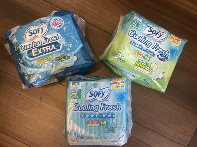 ちょいちょい生理用品ネタ出してすみません…。<br />これから日本も夏なので買おうかなと。<br /><br />真ん中がCoolシリーズの中のオリジナル、左は更に冷たそうなの、右はキュウリ？<br /><br />入り数がオリジナルだけ多いけど、値段は全部62バーツ。もはや日本と比べて価格のアドバンテージないね。