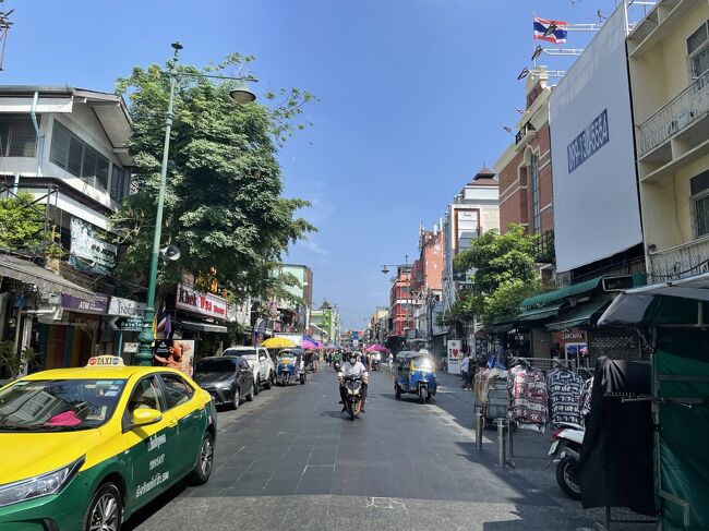 え、ちょっと待って、ど、どうしたカオサン?<br /><br />名物の看板が全て撤去されて、もはや面影なし。8ヶ月来ない間に何があったんだろう…<br /><br />ずっと行政と揉めてたらしいからね、ついに権力に屈したのだろうけど、こんなのカオサンじゃない。悲し過ぎる。。。