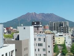 荷物を預けておいた、ソラリア西鉄ホテル鹿児島のロビー階からは、雄大な桜島が見えました。
もう少し時間があれば、前日に行ったけど、何も見えなかった城山の展望所にリベンジしたんだけどなぁ～。