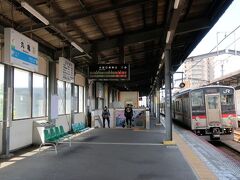 JR予讃線で丸亀へ。丸亀港は丸亀駅から徒歩７分程度と近く、香川県では高松港と並んで駅からのアクセスは良好です。