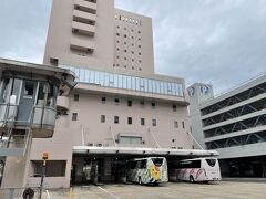 　清巌寺から佐世保駅方面へ再び徒歩で。佐世保駅前にはバスセンターがある。路線バス、長距離バス、シャトルバスが出る。九州はバス網が発達していて、特に都市間の長距離移動は便利だ