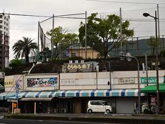 　戦時中の防空壕を商店に活用した「とんねる横丁」。佐世保市は洞窟遺跡が多いことで有名だが、これは現代の洞窟遺跡だ。岩が掘りやすいに違いない。街の特性を生かした観光施設だ