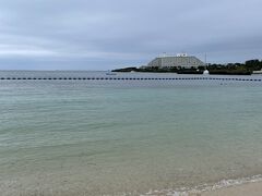 翌日来たのは、恩納村のナビービーチ。白い砂浜がきれい！
