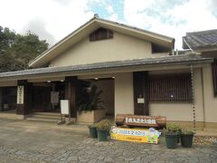 他にもトイレないのかときょろきょろしてみると奥に建物が。
国営飛鳥歴史公園館。
案の定、この中にもトイレがあって、数名はこちらのトイレに流れてきました。