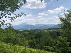 西行の森。
見晴らしのいいところに出ました。
遠くに見える山々は何かな？