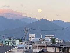 おまけ

我が家から見た太郎山の真上に出た満月。
左側の雲がかかっているのが根子岳。

6月3日19時撮影