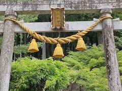 モネの池の隣にある根道神社。しめ縄が立派です。