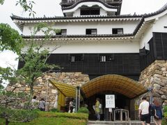 【犬山城天守】

近道を通ったためか、それほど疲れる事もなく到着。
遠目からだと、山のてっぺんに見えたので覚悟を決めてたのですが･･･