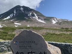 晴れないとがっかりして出発したけど
ウトロの街を抜けて国道334の山道を登り始めたら
急に青空がみえてきた！

知床峠は快晴
羅臼岳がよくみえる