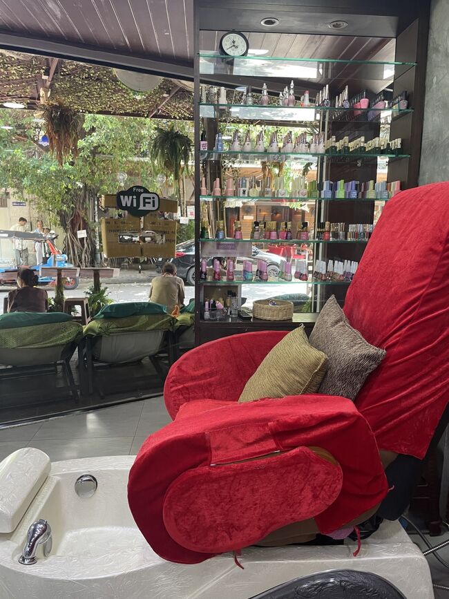 暑過ぎて、長く歩いていられず、早々にShewa Spaに逆戻り。<br /><br />お次はネイル。<br />最近セルフでジェルやる余裕がなくて、東南アジアの街スパ頼み。<br /><br />手と足ともに600バーツで、足はオフもあったので追加で100バーツ取られる。