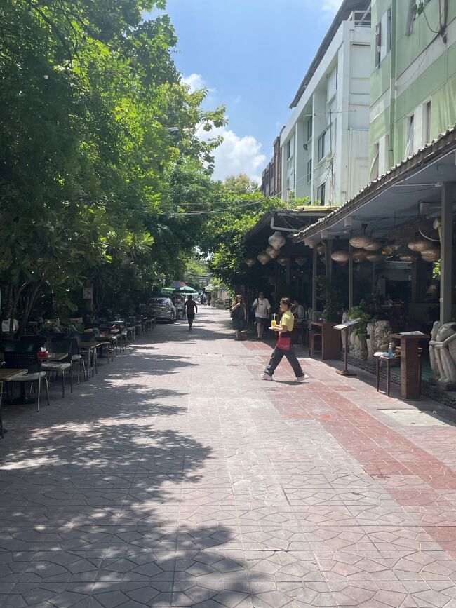 寺裏も人が少なくガラ～ンとした印象。<br /><br />暑過ぎて、皆んな出歩けないんだと思うよ。<br />クーラー付いたバスで観光行ってるか、ホテルのプールサイドにいるか。