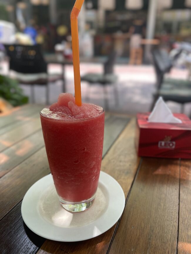 スイカシェイク、55バーツ。<br /><br />この気候じゃ、定番マンゴーシェイクさえもう受付けない感じ。<br />スイカかココナッツ（ココナッツミルクではない）のサッパリを身体が求めてる。