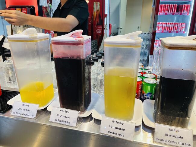 ひとまず、まだご飯ってモードじゃないから、いつものドリンク屋さん。<br /><br />かつてお気に入り1,2だったBael Fruit TeaとThai Black Teaはやっぱり無いけど、New FaceでPandan Juiceが追加に！<br /><br />当面これが定番になりそうだな。