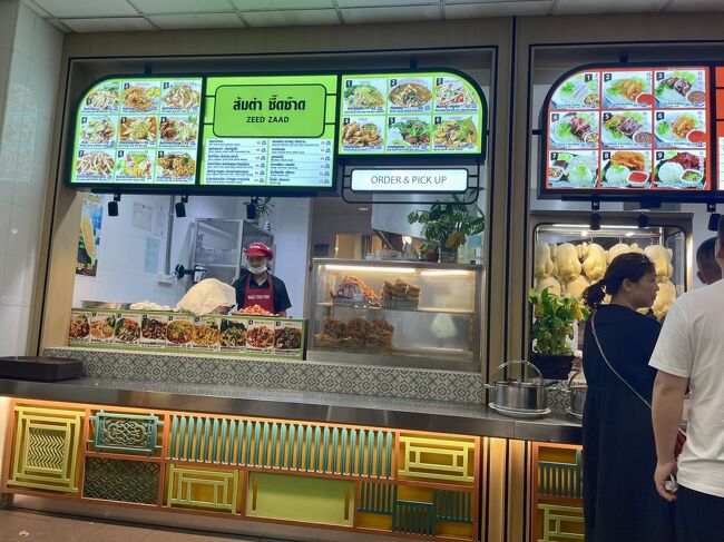 今日はラウンジが期待できちゃうけど、ラウンジよりもローカル飯！<br />再びMagic Food Pointに戻り、いつものカオラートゲーンは避けるべく、片っ端から調査。<br /><br />おっと、こんな所にイサーン料理あったのか。ZEED ZAADってお店。<br />タイ人で混んでるから間違いなさそうだね。写真は食べながらかなり待って、人がいなくなった瞬間に撮ったw