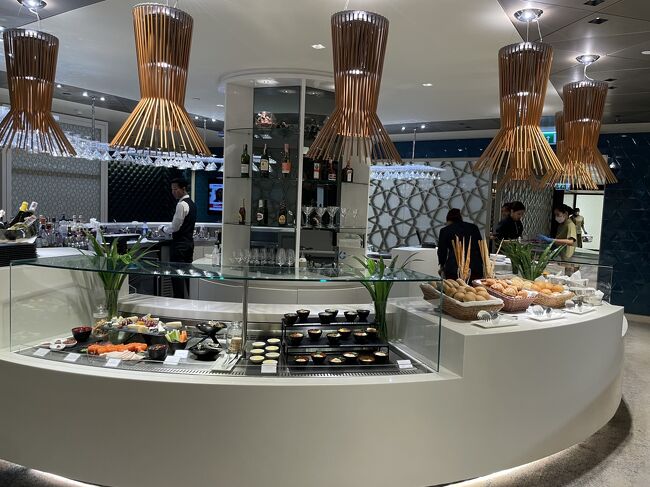 奥のバーカウンターの半分にはアラブ系メッツェやデザート類。<br /><br />見てるだけでウキウキできるやつ。