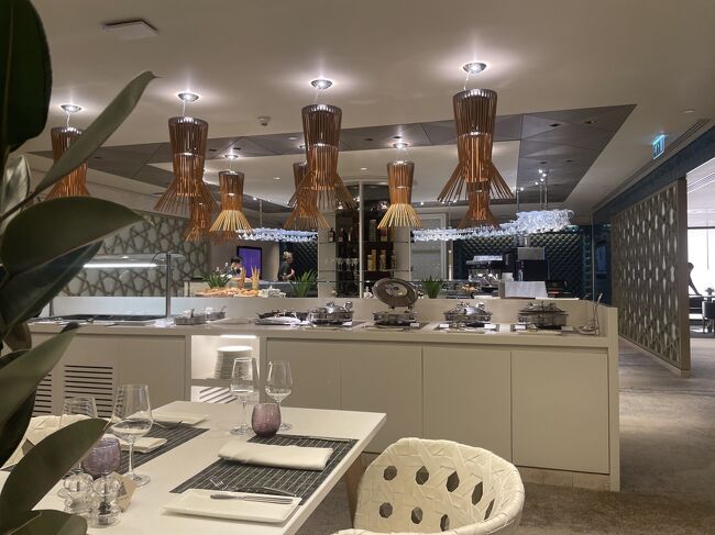 バフェ用のダイニング。<br /><br />実際はこちらからでもQRコードでアラカルトもオーダー可能。<br />ま、そんなことしなくても、しょっちゅうスタッフさんが世話焼いてくれる。